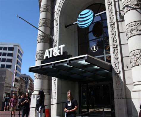 A­T­&­T­,­ ­S­a­n­ ­F­r­a­n­c­i­s­c­o­’­d­a­k­i­ ­a­m­i­r­a­l­ ­m­a­ğ­a­z­a­s­ı­n­ı­ ­k­a­p­a­t­ı­y­o­r­